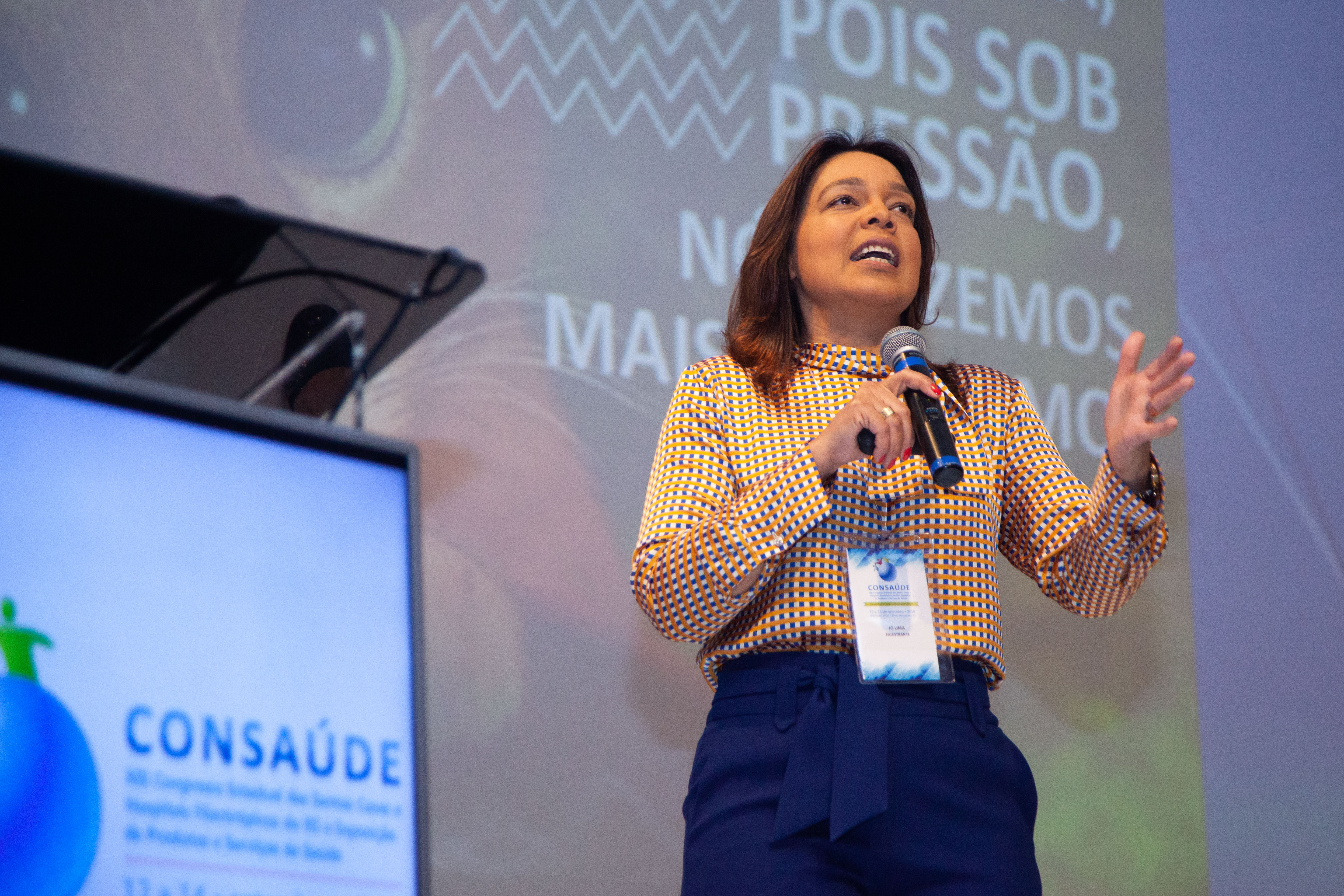 Jo Lima fazendo palestra sobre Resiliência