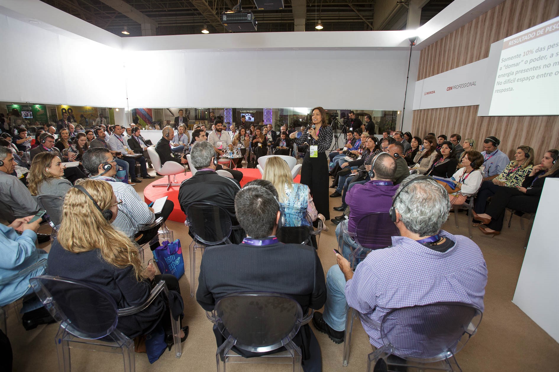 Jo Lima fazendo palestra sobre Lideran&ccedil;a