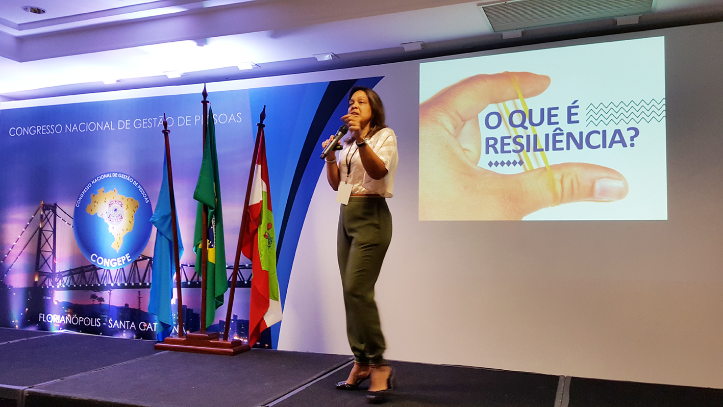 Resiliência a nossa capacidade de ter conduta sã em meio ao caos Jo Lima fazendo palestra sobre Resiliência