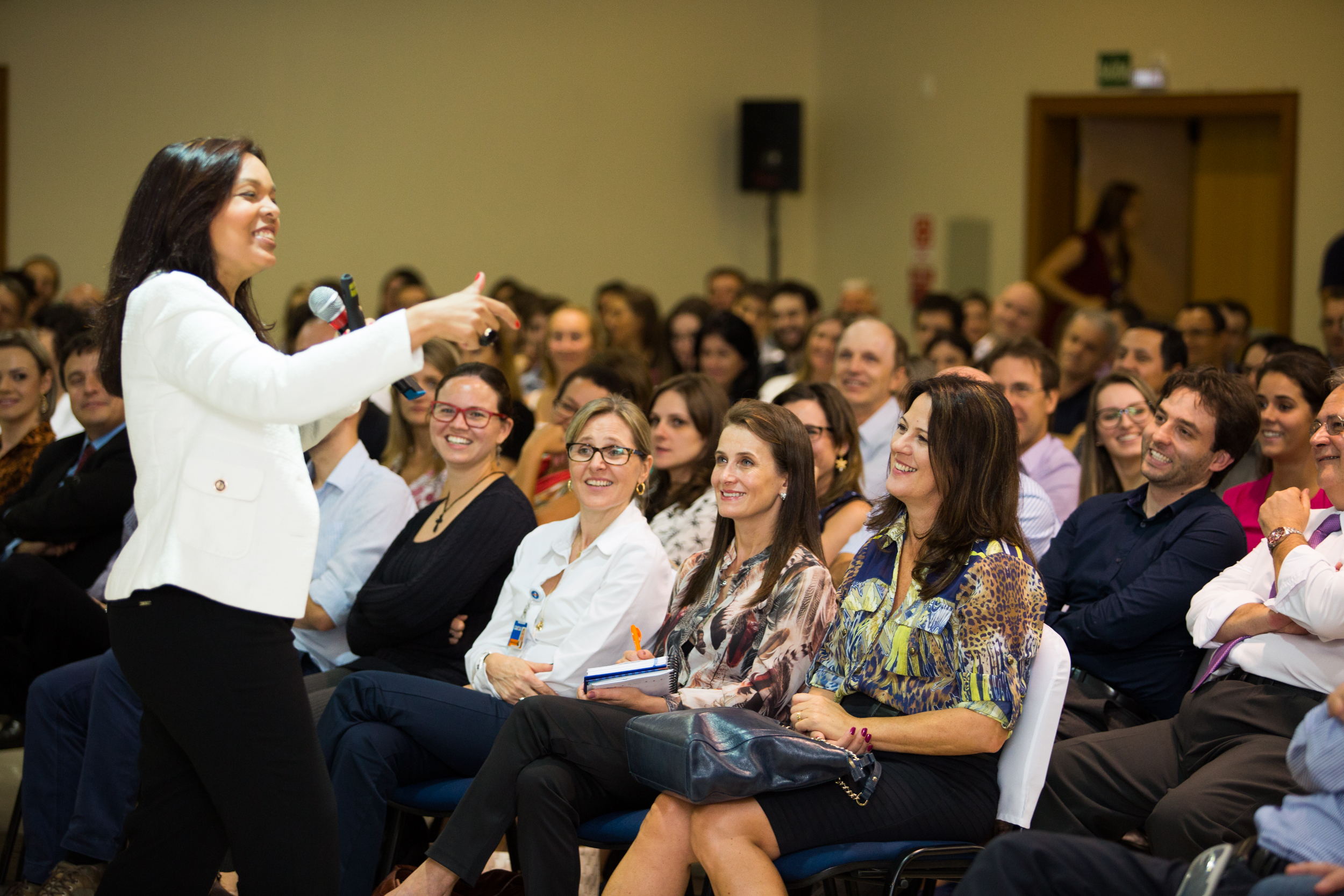 Jo Lima falando sobre Talento para funcionários de empresa