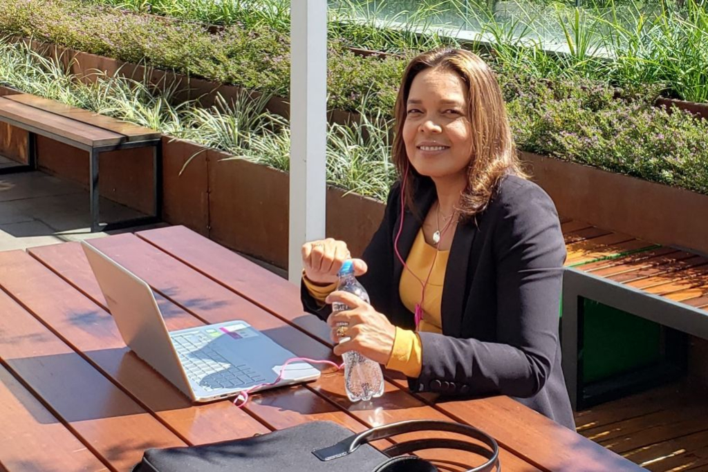 O estresse pode ser algo positivo - Jo Lima trabalhando em meio à natureza